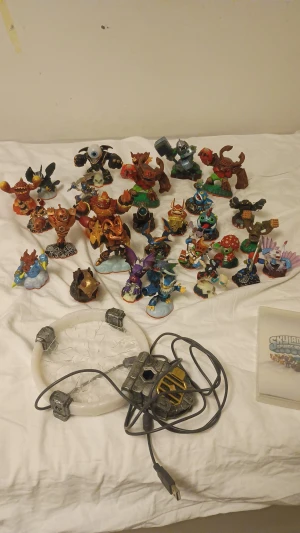 Skylanders: Spyro's Adventure och Giants  - Skylanders: Spyro's Adventure och Giants där figurerna åt höger vid andre bilden tillhör spelat du får med medans alla andra figurerna tillhör Giants och alla dessa figurerna går spelas vid trap team som är den populäraste Skylanders spelet. En portal ingår också.