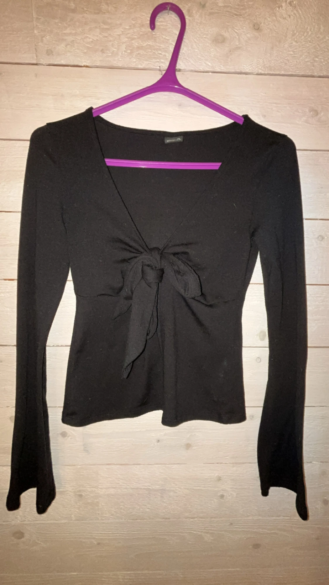 En svart knyt tröja från Gina tricot 