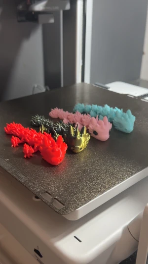 Nyckelring i form av en Drake - En flexibel nyckelring med form av en drake. Draken är 3D utskriven och kan skrivas ut i vilken färg som helst så ifall det är någon färg ni gillar så kan ni beställa en specialorder via meddelanden, samma pris gäller. 11cm lång men kan tillverkas i andra storlekar då priset ändras också.  BILLIGARE IFALL NI KÖPER FLERA ELLER BLANDAR MED ANDRA PRODUKTERNA!!