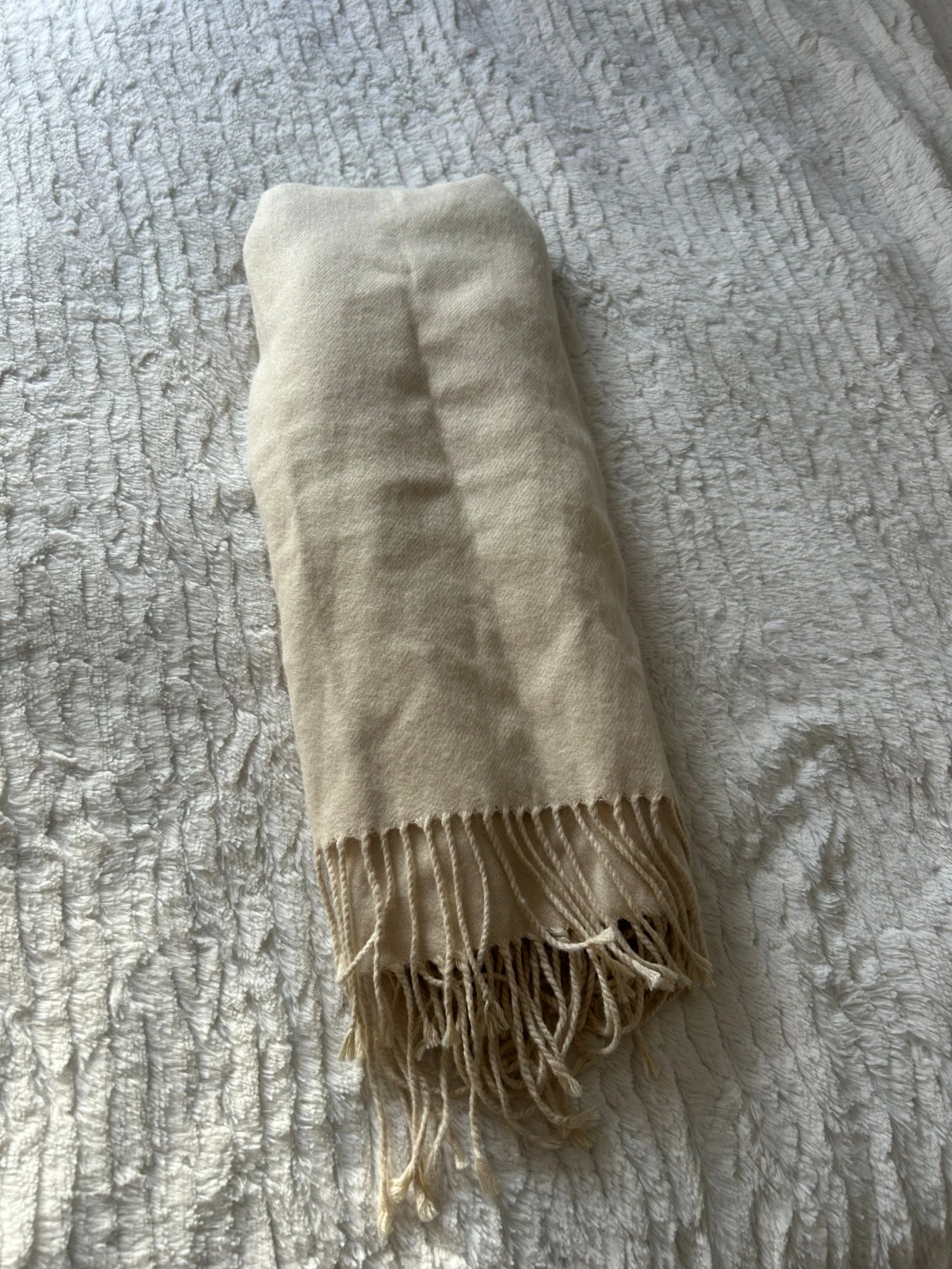 Beige halsduk med fransar Gina Tricot