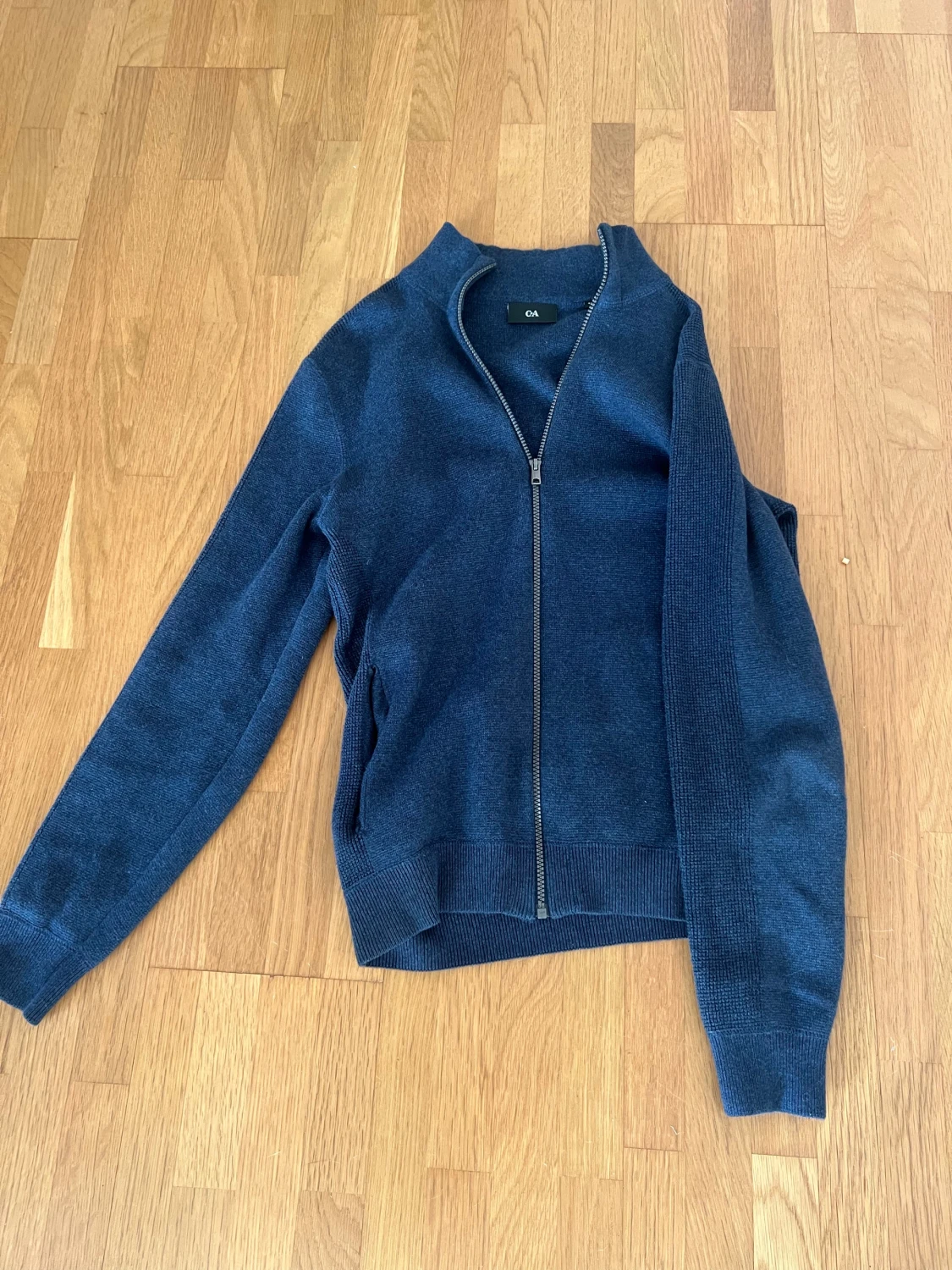 Marinblå stickad kofta från C&A