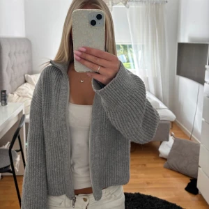 Stickad kofta bikbok - Stickad kofta i storlek xs knappt använd 💕