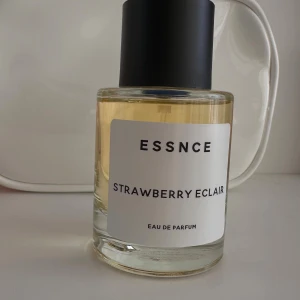 Helt ny Strawberry Eclair Essnce - Helt ny, endast testsprayad. Strawberry Eclair från Essnce, 50ml. 🍓🍨