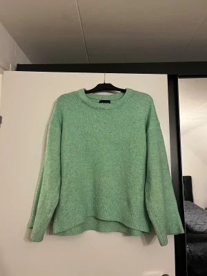 Grön stickad tröja - säljer denna söta stickade tröjan från Vero Moda i storlek XS❣️ den har en liten fläck som man kan se på sista bilden men syns knappast när man har på sig tröjan❤️Nypris —> 349kr