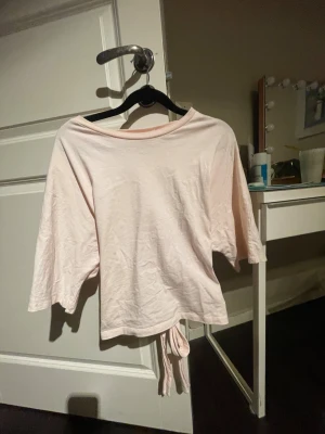 T shirt med öppen rygg - Säljer denna t shirt med öppen rygg i st L men funkar som även M.