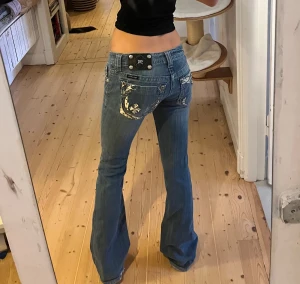 Miss Me bootcut lowwaist  - Vintage Missme jeans från 2000-talet. Lowwaist bootcut i superfint skick. W27. Säljer då dom är för långa på mig. Hör av er för fler bilder eller mer info❤️