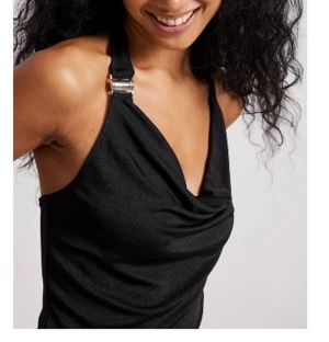 Svart halterneck topp från NA-KD - Svart halterneck topp från NA-KD i mjukt, stretchigt material. Toppen har en snygg draperad front och ett silvrigt metallspänne. Storlek S. Aldrig använd. 