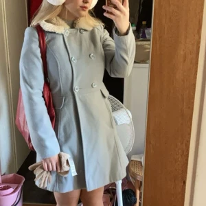 Ljusblå kappa med fuskpäls - Världens sötaste ljusblåa kappa från Miss Selfridge fuskpälskrage!🧸🩵Väldigt retro och vintage-inspirerad 🩵 Den är välanvänd men kommer skickas nytvättad och fixad 🩵 
