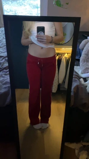  Juicy Couture  - Säljer mina röda juice couture byxor då jag inte använder dom längre! OBS dom är nersydda. Pris går att diskutera.🤍