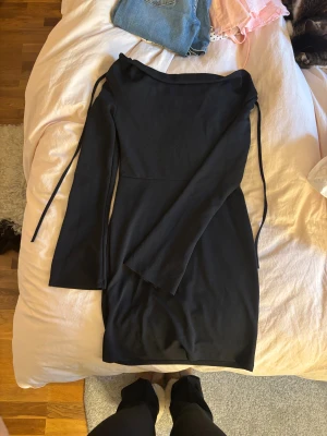 Nyårsklänning -  Snygg klänning med knytning i ryggen. Perfekt till nyår! Använd en kväll. Strl xs men passar xs-n