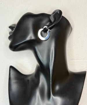 Nya klassiska creolörhängen i äkta 925 silver - tidlösa och minimalistiska  - Snygga silvriga örhängen i rund, tjockare creolform. De har en slät, blank yta och klassisk klickstängning. Perfekta för dig som gillar stilrena och tidlösa smycken med lite edge. Passar till allt och ger en cool touch till din look.