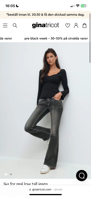Bootcut jeans från Gina  - jötte snygga mörkgråa bootcut o lowwaist jeans från Gina 14+ i storlek M. De har såna glitter bitar på fickorna men vissa har lossnat! De är använda bara några få gånger, jättesnygga o köpta i Göteborg under augusti ny pris:359kr💕