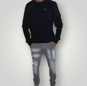 Prada tröja strl M svart  - Helt ny. Fin replika med grym kvalitet. Modellen på bilden är 175cm lång. Tröjan är i normal passform. Pris: 999kr. Först till kvarn som gäller.