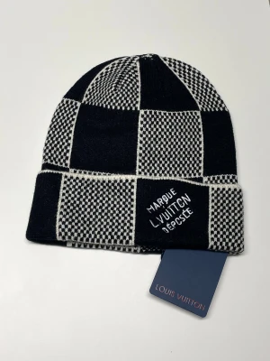 Lv Mössa - Helt ny mössa aldrig använd. Storlek: One size. Snabb frakt (inom 24h) Skriv gärna vid fler frågor. Kan även mötas i Stockholm.