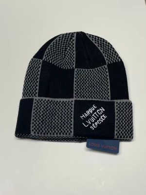 Lv Mössa - Helt ny mössa aldrig använd. Storlek: One size. Snabb frakt (inom 24h) Skriv gärna vid fler frågor. Kan även mötas i Stockholm.