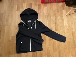 vindjacka från Pier One - Mörkblå vindjacka från Pier One. Lätt och smidig att bära under blåsiga dagar. Oanvänd utan prislapp. 299