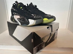 Nike Air Jordan Luka 2 - Jordan Luka 2 sneakers i svart med neon-gula detaljer och mönstrad mesh. Snygg design med låg profil, snörning och platt sula. Sulan har coola zigzag-mönster och Jumpman-logga i gult. Perfekt för dig som gillar basketstil och streetwear.