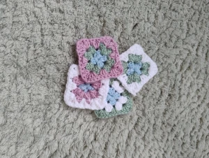 Set med glasunderlägg  - Säljer ett set med fyra små handgjorda virkade glasunderlägg. 