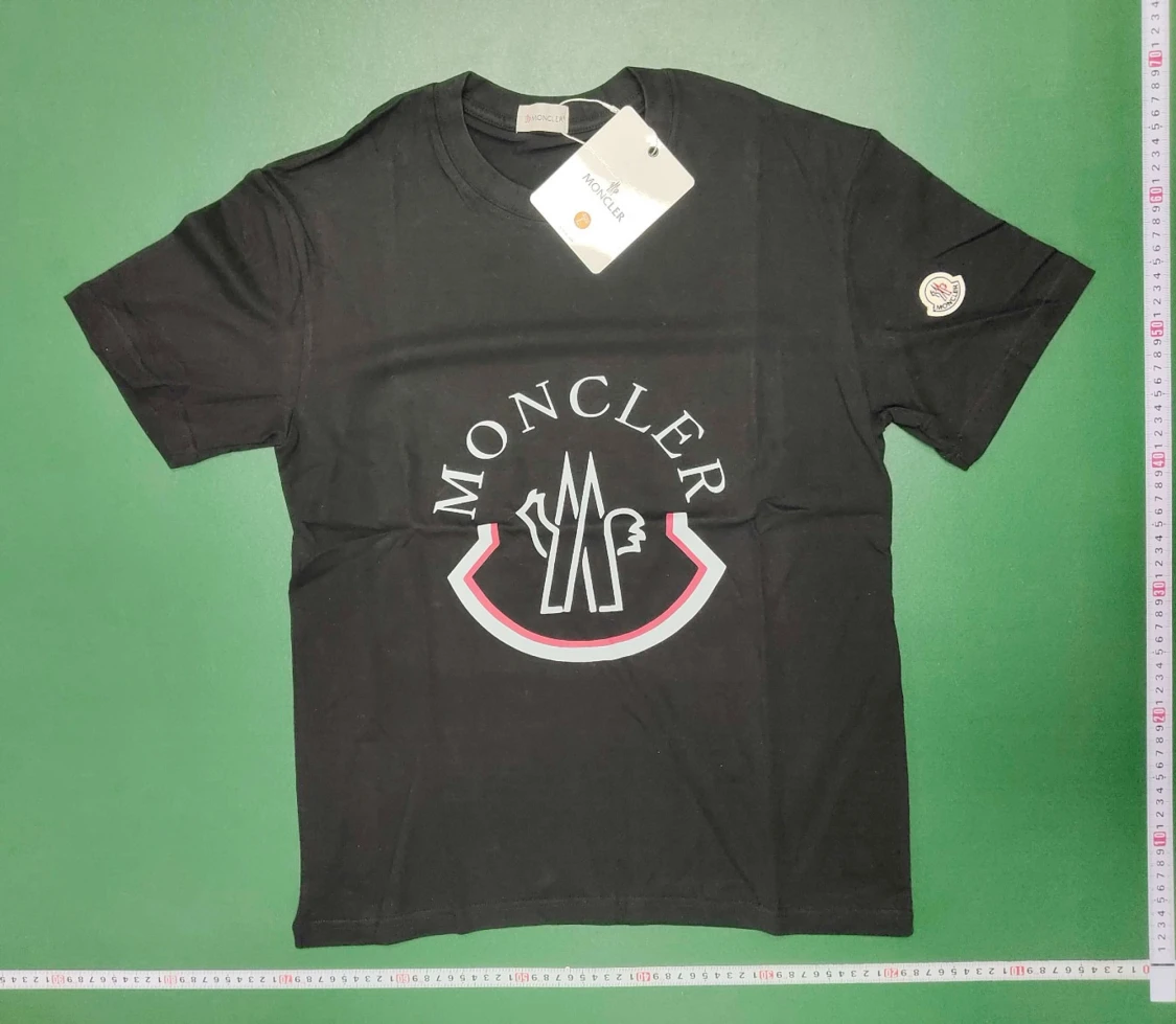 Svart tröja från välkänt märke