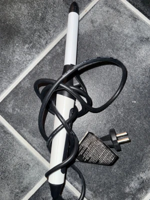 Locktång med klämma - Praktisk locktång med klämma och on/off-knapp. Passar för att skapa vackra lockar. Produkten är använd 1 gång. Sladd och kontakt är hela. Perfekt för daglig styling.