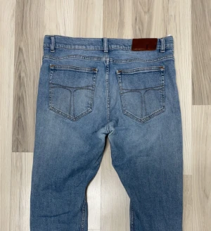 Tiger of Sweden - Tiger of Sweden jeansJeansen har raka ben, normal passform och är tillverkade i mjukt denimtyg. Perfekta för dig som gillar en enkel och stilren look. Storlek: Evolve W34/L32