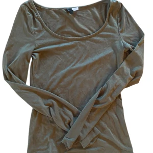 Khakigrön topp - Knappt använd, jättemjuk⭐️