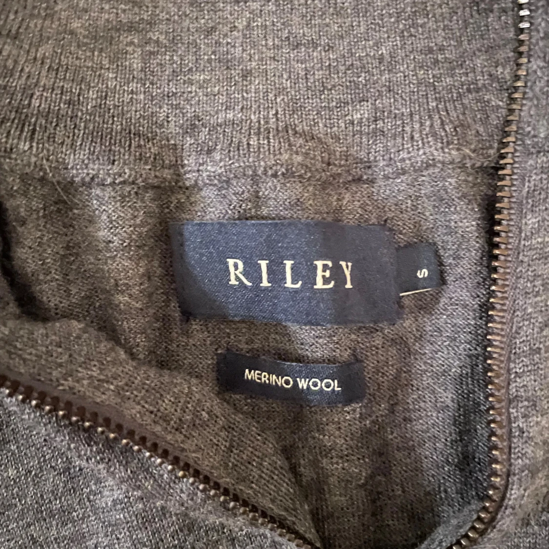 Mörkgrå halfzip merinoullströja från Riley - 2
