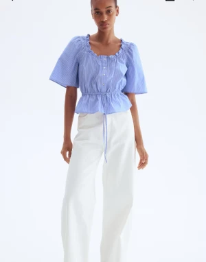 Blå- vitrandig blus - superfin blus, aldrig använd! i storlek s! ifrån HM