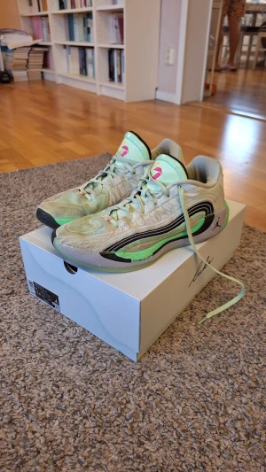 Jordan Luka 4 "Space Navigator" basketskor - Jordan Luka 4 "Space Navigator" basketskor i storlek 45. Skorna har använts många gånger och har lite smuts på sig men skicket i helhet är fortfarande jättebra och dem har inga defekter eller slitningar på sig. Prestandan för skorna är precis som ny. Dem har full längd Cushlon samt en Air Zoom enhet i framfoten. Orginalbox ingår. Skick: 8/10