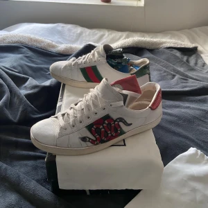 Gucci ace  - Gucci ace skor  | storlek passar ca 43 | innersulan är 27cm prick | box och dustbags medföljer | bra skick men små skavanker finns därav pris | box lite skadad se sista bild |