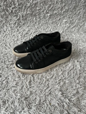 Lanvins - Säljer ett par sköna Lanvins! | Fint skick förekommer mindre tecken på användning som kan ses på bilderna! | Storlek UK 5 sitter större så passar en 40! | Ställ gärna frågor innan du köper!