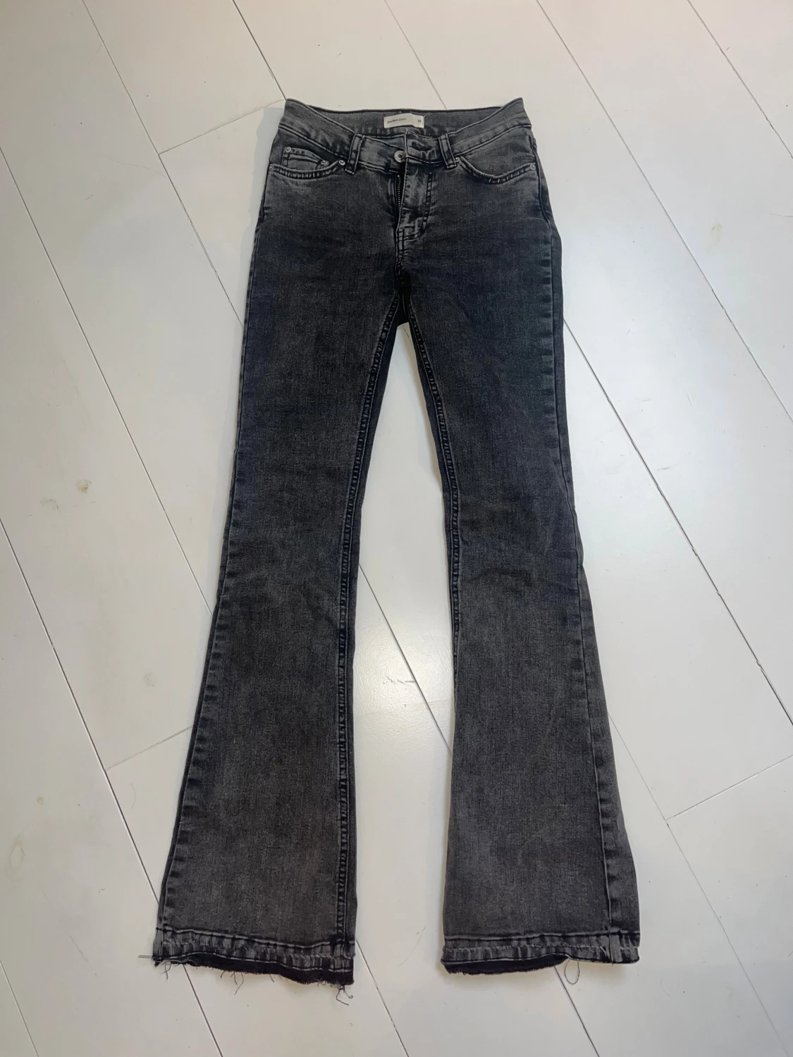 Svarta bootcut jeans med rå kant
