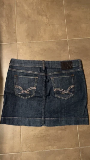 Lowwaist jeanskjol - Supersnygg low waist jeanskjol jag thriftade i Polen i somras. Aldrig använt den själv då den var lite för stor på mig tyvärr. Jättefin!! Inga defekter!! VINTAGE❤️‍🔥❤️‍🔥