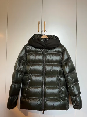 Massimo dutti jacka - Säljer nu min jättefina massimo dutti jacka som är i bra skick! Fin grön färg med luva som även går att ta av. Den är i storlek S och har en super snygg passform!