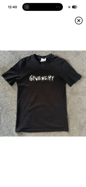 Givenchy t-shirt - En svart givenchy tröja med logga på framsidan och baksidan, condition 9/10