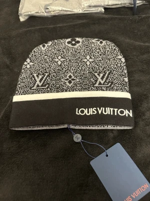 Mössa svart vit  - Skick privat för fler bilder 