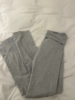 Grå mjukisbyxor från Nelly, storlek S - Superbekväma grå mjukisbyxor från Nelly i storlek S. Byxorna har låg midja med bred linning och är gjorda i mjukt bomullsmaterial. Perfekta för chill dagar eller när du vill ha något riktigt skönt på dig.