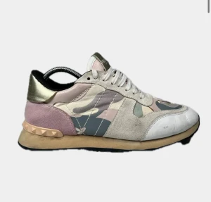 Valentino Garavani Rockrunner sneakers - Valentino Rockrunners i beige, rosa färg super populära och snygga skor med ett dunder pris på 899kr! Passa på och fynda! Hör av er vid funderingar så har vi svar på alla frågor☺️
