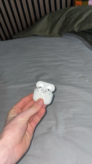 Apple AirPods 4 - Säljer ett par Apple AirPods 3 i fint skick. Komplett med originalförpackning och tillbehör. Laddningsfodralet har några mindre repor men fungerar utmärkt. Perfekt trådlös ljudupplevelse med lång batteritid och enkel anslutning till Apple-enheter.