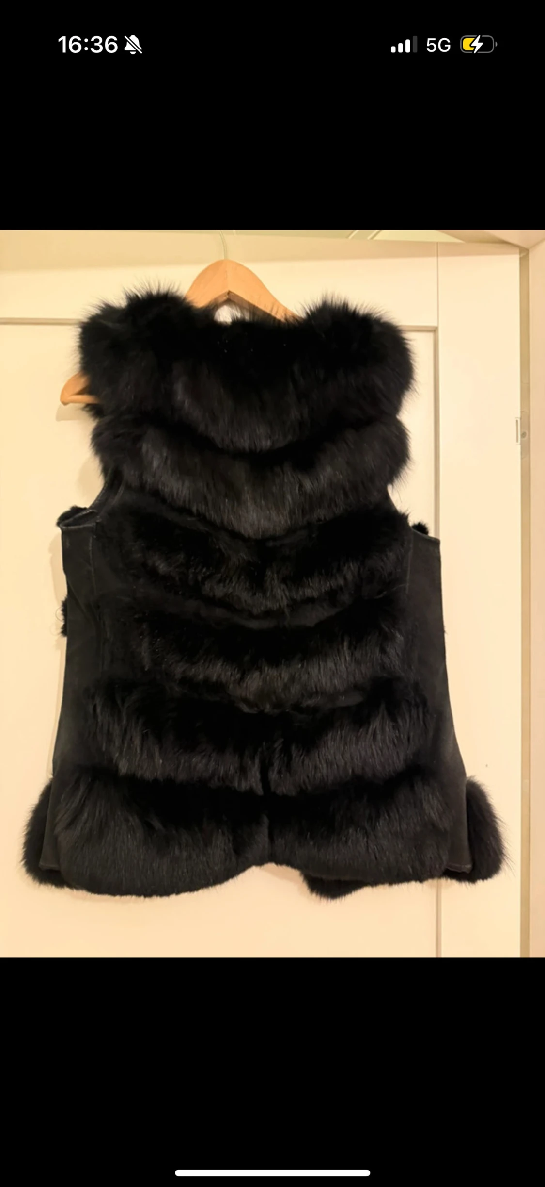 Svart fluffig pälsväst med fickor - 1