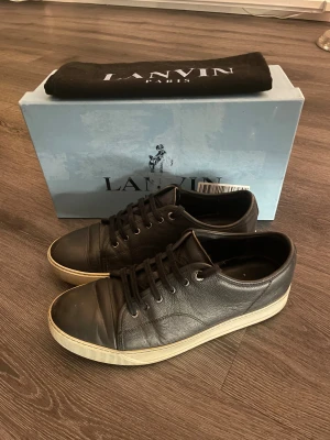 Svarta Lanvins  - Tja säljer nu mina Lanvins i storlek 43, de är svarta och gjorda av läder vilket är perfekt nu till vintern❄️ Säljer pågrund av att de inte längre används tyvärr då jag har köpt nya. Hör av er om ni har ytterligare frågor🙌