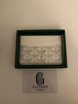 Korthållare - Säljer en fin helt ny korthållare med låda, korthållaren har 4 fack plus ett stort i mitten. Hör gärna av dig vid minsta fundering😄 