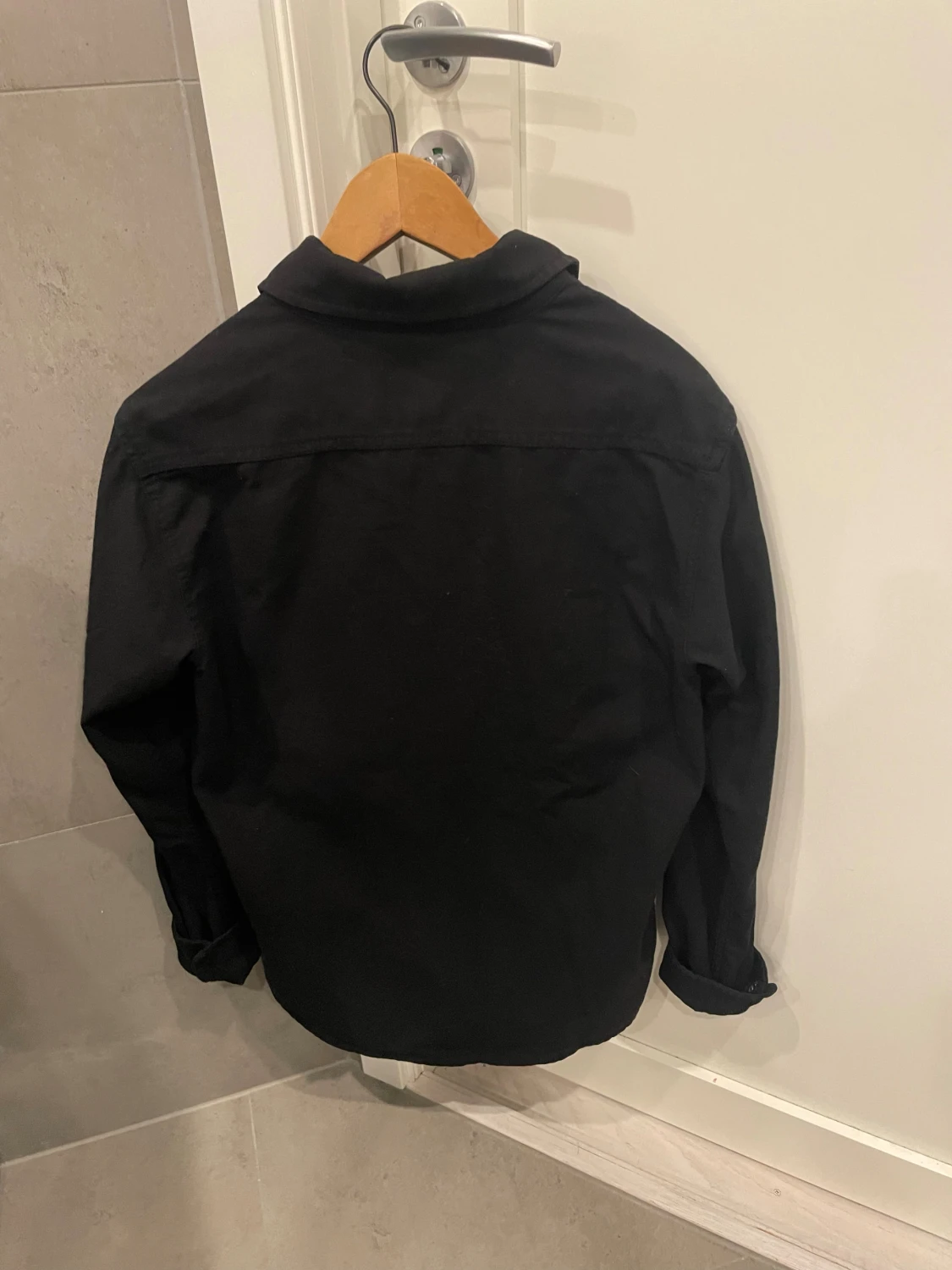 Svart overshirt med fickor - 1