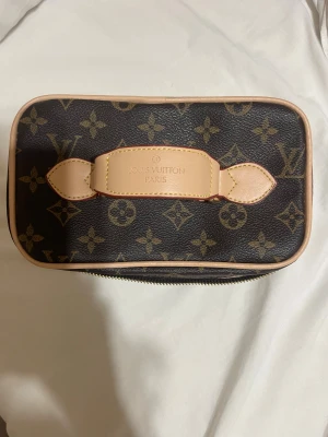 Sminkväska  - Bra skick, sminkväska, kommer med en handelsrem som ej finns på bilden. Priser kan diskuteras vid snabb affär.