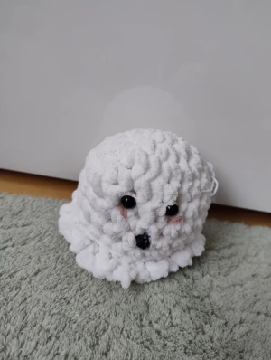 Handgjort virkat spöke  - Säljer ett handgjort virkat gosedjur i form av ett spöke, virkat av mig. Virkad i mjukt, fluffigt garn och fylld med mjuk vadd. Har även ögon och mun, vilket gör den extra gullig 