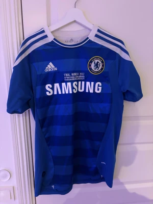 Chelsea tröja  - Säljer denna retro fotbollströjan i storlek S men passar även M. Använd fåtal gånger