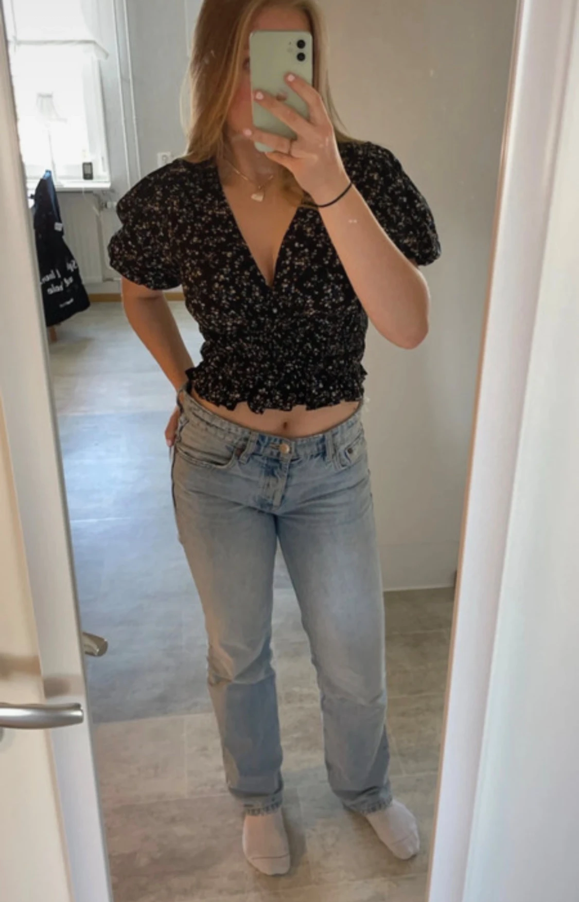 Svart blommig croppad blus