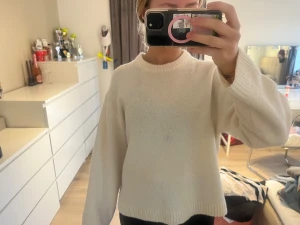 Vit stickad tröja från Gina tricot strl Xs - Säljer en mjuk och fluffig vit stickad tröja från Gina tricot i storlek Xs. Tröjan har rund hals, långa ärmar och ribbade muddar vid hals, ärmslut och nederkant. Perfekt för dig som gillar enkel och clean stil med lite oversized känsla. Tröjan har en liten fläck på magen.
