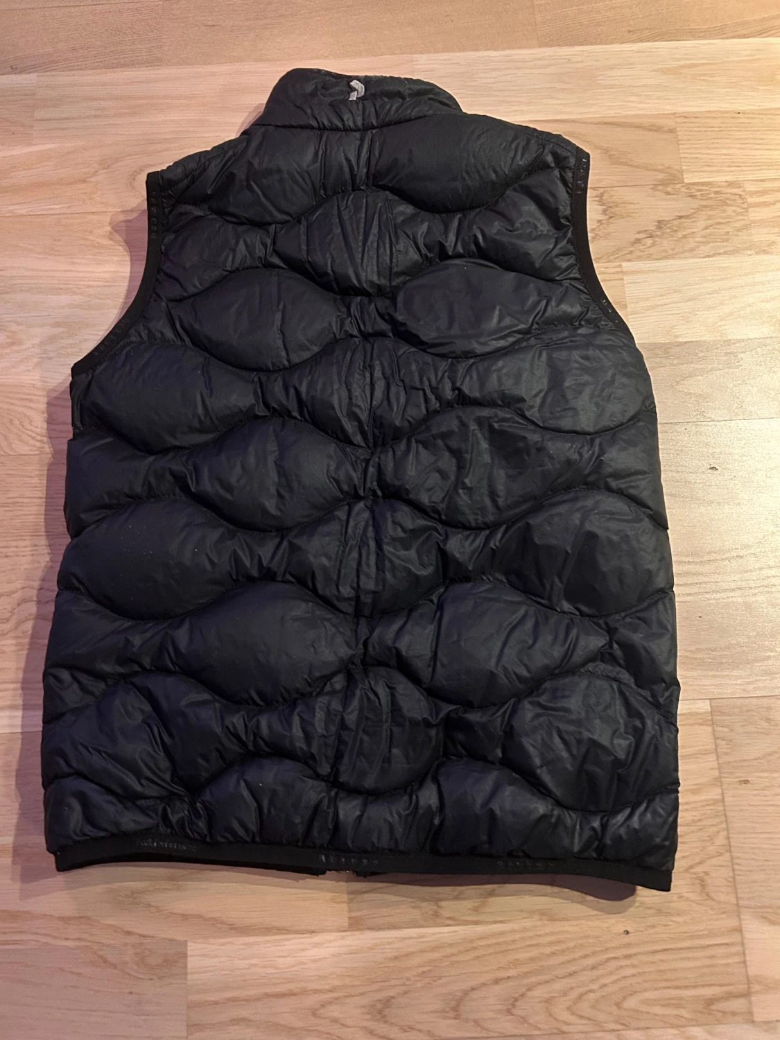 Svart dunväst från Peak Performance - 1