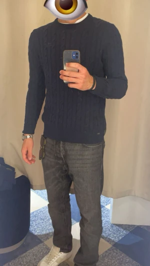 Mörkblå kabelstickad tröja Jean Paul - Snygg mörkblå kabelstickad tröja från Jean Paul med diskret logga broderad på bröstet. Rund hals, ribbade muddar och långärmad modell. Absolut inga defekter, slitningar eller hål. Storlek S men passar mer som M-L, priset är ej hugget i sten! Hör av dig vid frågor!